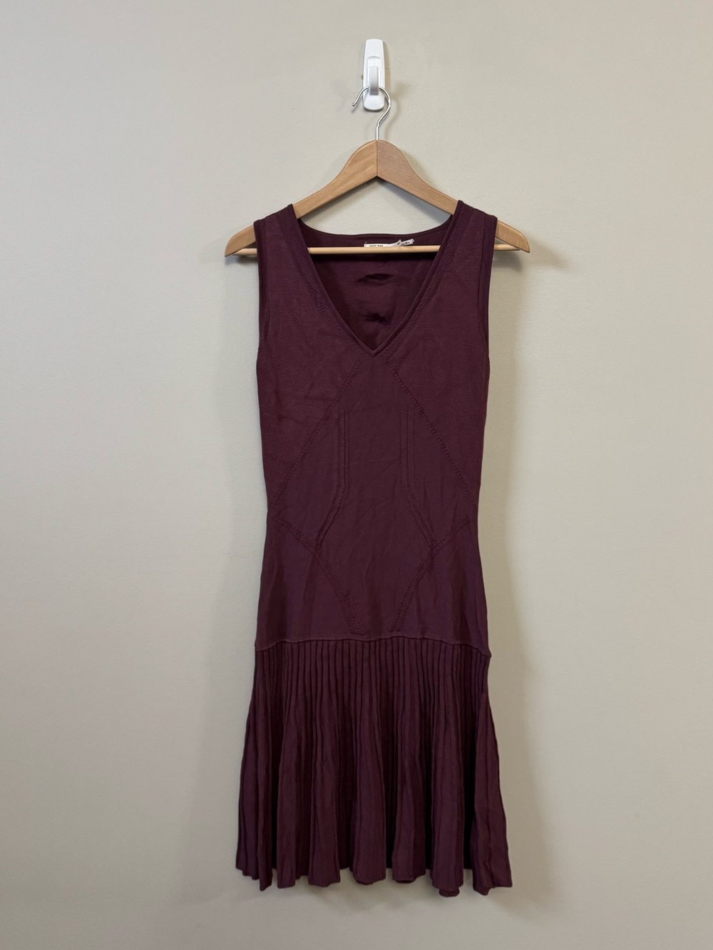 Leon Max limited edition V-neck pleated knit drop waist maroon burgundy dress💜